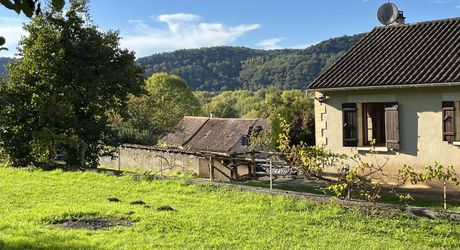 En Périgord Noir, à quelques minutes du village de SAINT-JULIEN-DE-LAMPON, maison traditionnelle d'environ 130 m² habitables avec piscine et vue.