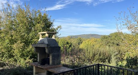 En Périgord Noir, à quelques minutes du village de SAINT-JULIEN-DE-LAMPON, maison traditionnelle d'environ 130 m² habitables avec piscine et vue.