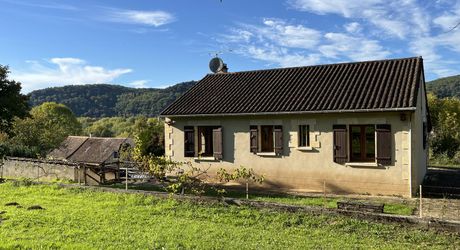 En Périgord Noir, à quelques minutes du village de SAINT-JULIEN-DE-LAMPON, maison traditionnelle d'environ 130 m² habitables avec piscine et vue.