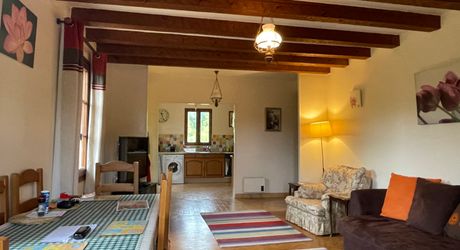 En Périgord Noir, à quelques minutes du village de SAINT-JULIEN-DE-LAMPON, maison traditionnelle d'environ 130 m² habitables avec piscine et vue.
