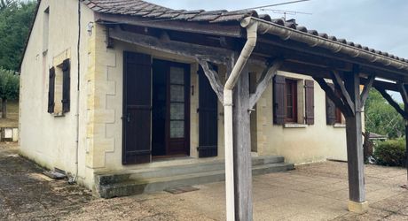 En Périgord Noir, à quelques minutes du village de SAINT-JULIEN-DE-LAMPON, maison traditionnelle d'environ 130 m² habitables avec piscine et vue.