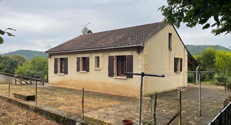 En Périgord Noir, à quelques minutes du village de SAINT-JULIEN-DE-LAMPON, maison traditionnelle d'environ 130 m² habitables avec piscine et vue.