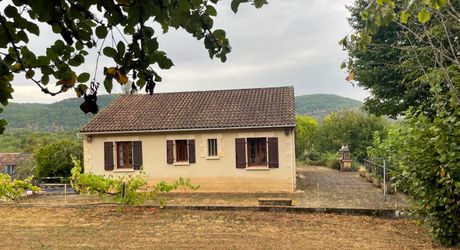 En Périgord Noir, à quelques minutes du village de SAINT-JULIEN-DE-LAMPON, maison traditionnelle d'environ 130 m² habitables avec piscine et vue.