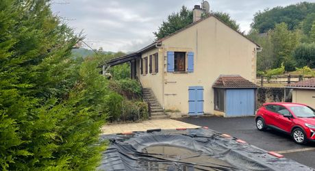 En Périgord Noir, à quelques minutes du village de SAINT-JULIEN-DE-LAMPON, maison traditionnelle d'environ 130 m² habitables avec piscine et vue.