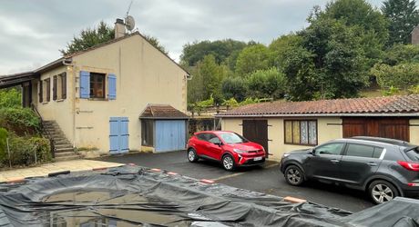 En Périgord Noir, à quelques minutes du village de SAINT-JULIEN-DE-LAMPON, maison traditionnelle d'environ 130 m² habitables avec piscine et vue.