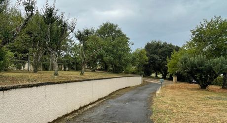 En Périgord Noir, à quelques minutes du village de SAINT-JULIEN-DE-LAMPON, maison traditionnelle d'environ 130 m² habitables avec piscine et vue.