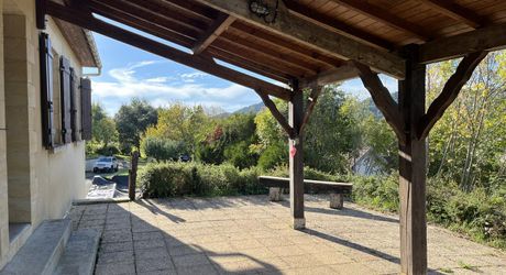 En Périgord Noir, à quelques minutes du village de SAINT-JULIEN-DE-LAMPON, maison traditionnelle d'environ 130 m² habitables avec piscine et vue.