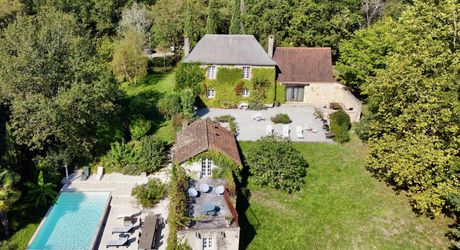 En Périgord Noir, à 8 kilomètres de Montignac-Lascaux, belle propriété de caractère située au calme, sans voisin proche, orientée au sud dans un environnement boisé, avec une maison principale, une maison d'amis et une jolie piscine.
