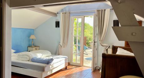 En Périgord Noir, à 8 kilomètres de Montignac-Lascaux, belle propriété de caractère située au calme, sans voisin proche, orientée au sud dans un environnement boisé, avec une maison principale, une maison d'amis et une jolie piscine.