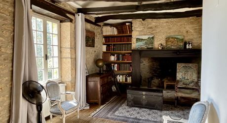 En Périgord Noir, à 8 kilomètres de Montignac-Lascaux, belle propriété de caractère située au calme, sans voisin proche, orientée au sud dans un environnement boisé, avec une maison principale, une maison d'amis et une jolie piscine.