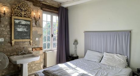 En Périgord Noir, à 8 kilomètres de Montignac-Lascaux, belle propriété de caractère située au calme, sans voisin proche, orientée au sud dans un environnement boisé, avec une maison principale, une maison d'amis et une jolie piscine.