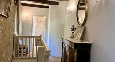 En Périgord Noir, à 8 kilomètres de Montignac-Lascaux, belle propriété de caractère située au calme, sans voisin proche, orientée au sud dans un environnement boisé, avec une maison principale, une maison d'amis et une jolie piscine.