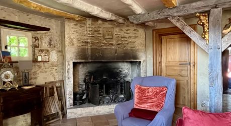 En Périgord Noir, à 8 kilomètres de Montignac-Lascaux, belle propriété de caractère située au calme, sans voisin proche, orientée au sud dans un environnement boisé, avec une maison principale, une maison d'amis et une jolie piscine.