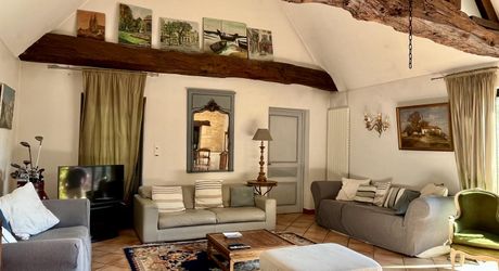 En Périgord Noir, à 8 kilomètres de Montignac-Lascaux, belle propriété de caractère située au calme, sans voisin proche, orientée au sud dans un environnement boisé, avec une maison principale, une maison d'amis et une jolie piscine.