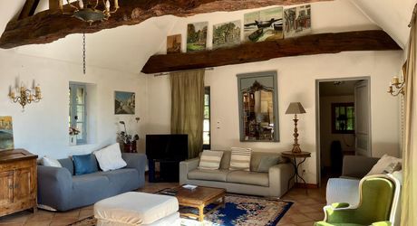 En Périgord Noir, à 8 kilomètres de Montignac-Lascaux, belle propriété de caractère située au calme, sans voisin proche, orientée au sud dans un environnement boisé, avec une maison principale, une maison d'amis et une jolie piscine.
