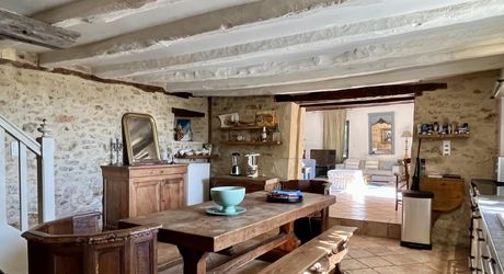 En Périgord Noir, à 8 kilomètres de Montignac-Lascaux, belle propriété de caractère située au calme, sans voisin proche, orientée au sud dans un environnement boisé, avec une maison principale, une maison d'amis et une jolie piscine.