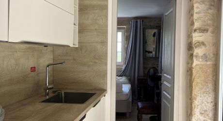 En Périgord Noir, à 8 kilomètres de Montignac-Lascaux, belle propriété de caractère située au calme, sans voisin proche, orientée au sud dans un environnement boisé, avec une maison principale, une maison d'amis et une jolie piscine.