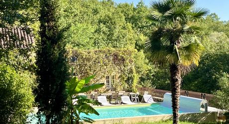 En Périgord Noir, à 8 kilomètres de Montignac-Lascaux, belle propriété de caractère située au calme, sans voisin proche, orientée au sud dans un environnement boisé, avec une maison principale, une maison d'amis et une jolie piscine.