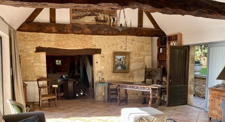 En Périgord Noir, à 8 kilomètres de Montignac-Lascaux, belle propriété de caractère située au calme, sans voisin proche, orientée au sud dans un environnement boisé, avec une maison principale, une maison d'amis et une jolie piscine.