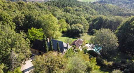 En Périgord Noir, à 8 kilomètres de Montignac-Lascaux, belle propriété de caractère située au calme, sans voisin proche, orientée au sud dans un environnement boisé, avec une maison principale, une maison d'amis et une jolie piscine.