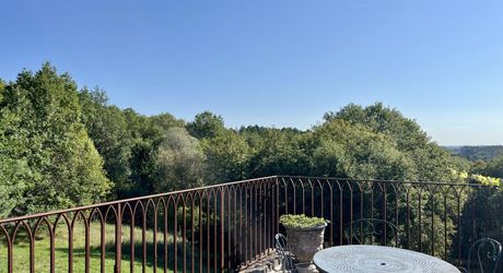 En Périgord Noir, à 8 kilomètres de Montignac-Lascaux, belle propriété de caractère située au calme, sans voisin proche, orientée au sud dans un environnement boisé, avec une maison principale, une maison d'amis et une jolie piscine.
