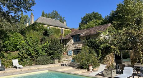 En Périgord Noir, à 8 kilomètres de Montignac-Lascaux, belle propriété de caractère située au calme, sans voisin proche, orientée au sud dans un environnement boisé, avec une maison principale, une maison d'amis et une jolie piscine.