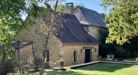 En Périgord Noir, à 8 kilomètres de Montignac-Lascaux, belle propriété de caractère située au calme, sans voisin proche, orientée au sud dans un environnement boisé, avec une maison principale, une maison d'amis et une jolie piscine.