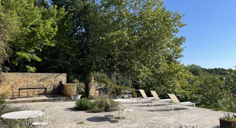 En Périgord Noir, à 8 kilomètres de Montignac-Lascaux, belle propriété de caractère située au calme, sans voisin proche, orientée au sud dans un environnement boisé, avec une maison principale, une maison d'amis et une jolie piscine.