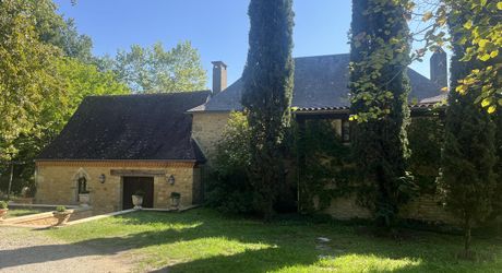 En Périgord Noir, à 8 kilomètres de Montignac-Lascaux, belle propriété de caractère située au calme, sans voisin proche, orientée au sud dans un environnement boisé, avec une maison principale, une maison d'amis et une jolie piscine.