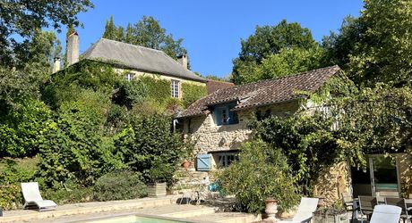 En Périgord Noir, à 8 kilomètres de Montignac-Lascaux, belle propriété de caractère située au calme, sans voisin proche, orientée au sud dans un environnement boisé, avec une maison principale, une maison d'amis et une jolie piscine.
