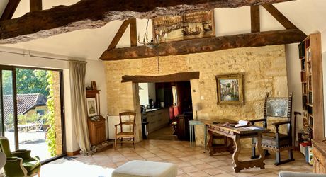 En Périgord Noir, à 8 kilomètres de Montignac-Lascaux, belle propriété de caractère située au calme, sans voisin proche, orientée au sud dans un environnement boisé, avec une maison principale, une maison d'amis et une jolie piscine.