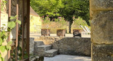 En Périgord Noir, à 8 kilomètres de Montignac-Lascaux, belle propriété de caractère située au calme, sans voisin proche, orientée au sud dans un environnement boisé, avec une maison principale, une maison d'amis et une jolie piscine.