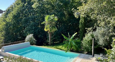 En Périgord Noir, à 8 kilomètres de Montignac-Lascaux, belle propriété de caractère située au calme, sans voisin proche, orientée au sud dans un environnement boisé, avec une maison principale, une maison d'amis et une jolie piscine.