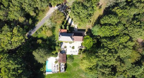 En Périgord Noir, à 8 kilomètres de Montignac-Lascaux, belle propriété de caractère située au calme, sans voisin proche, orientée au sud dans un environnement boisé, avec une maison principale, une maison d'amis et une jolie piscine.