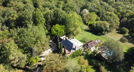 En Périgord Noir, à 8 kilomètres de Montignac-Lascaux, belle propriété de caractère située au calme, sans voisin proche, orientée au sud dans un environnement boisé, avec une maison principale, une maison d'amis et une jolie piscine.