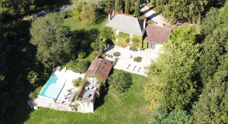 En Périgord Noir, à 8 kilomètres de Montignac-Lascaux, belle propriété de caractère située au calme, sans voisin proche, orientée au sud dans un environnement boisé, avec une maison principale, une maison d'amis et une jolie piscine.