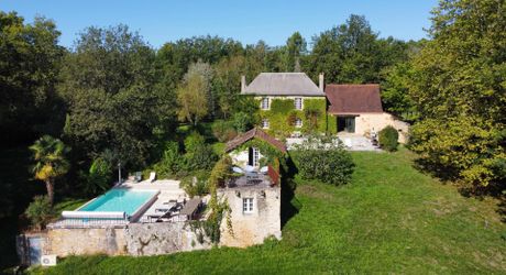 En Périgord Noir, à 8 kilomètres de Montignac-Lascaux, belle propriété de caractère située au calme, sans voisin proche, orientée au sud dans un environnement boisé, avec une maison principale, une maison d'amis et une jolie piscine.