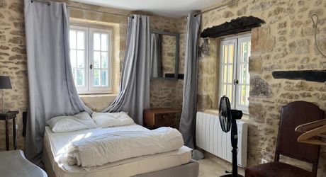 En Périgord Noir, à 8 kilomètres de Montignac-Lascaux, belle propriété de caractère située au calme, sans voisin proche, orientée au sud dans un environnement boisé, avec une maison principale, une maison d'amis et une jolie piscine.