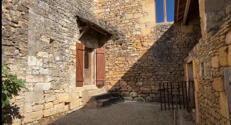 En Périgord Noir, à Montignac-Lascaux, moulin historique du XIVe siècle avec dépendances et piscine.