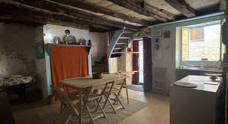 Centre-ville de MONTIGNAC-LASCAUX, petite maison de bourg à rénover.