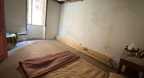 Centre-ville de MONTIGNAC-LASCAUX, petite maison de bourg à rénover.
