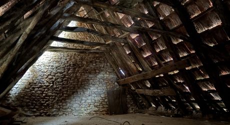 Centre-ville de MONTIGNAC-LASCAUX, petite maison de bourg à rénover.