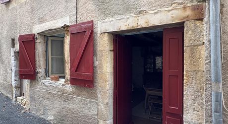 Centre-ville de MONTIGNAC-LASCAUX, petite maison de bourg à rénover.