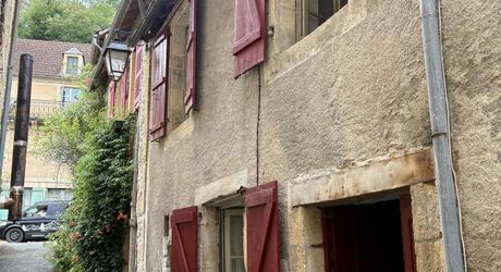 Centre-ville de MONTIGNAC-LASCAUX, petite maison de bourg à rénover.