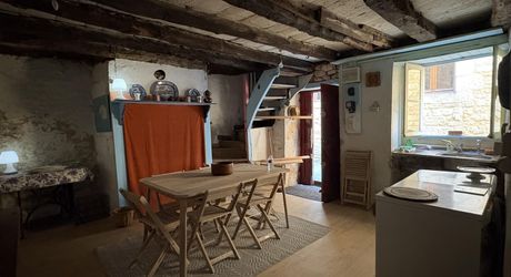 Centre-ville de MONTIGNAC-LASCAUX, petite maison de bourg à rénover.