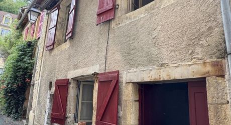 Centre-ville de MONTIGNAC-LASCAUX, petite maison de bourg à rénover.
