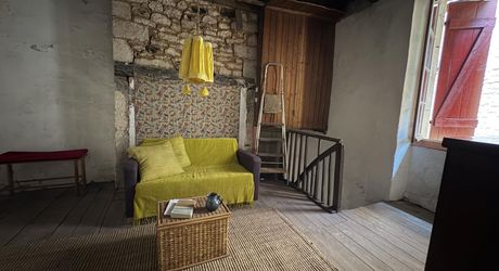 Centre-ville de MONTIGNAC-LASCAUX, petite maison de bourg à rénover.