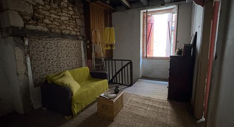 Centre-ville de MONTIGNAC-LASCAUX, petite maison de bourg à rénover.