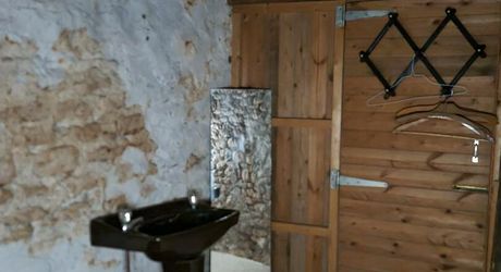 Centre-ville de MONTIGNAC-LASCAUX, petite maison de bourg à rénover.
