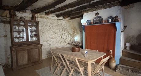 Centre-ville de MONTIGNAC-LASCAUX, petite maison de bourg à rénover.